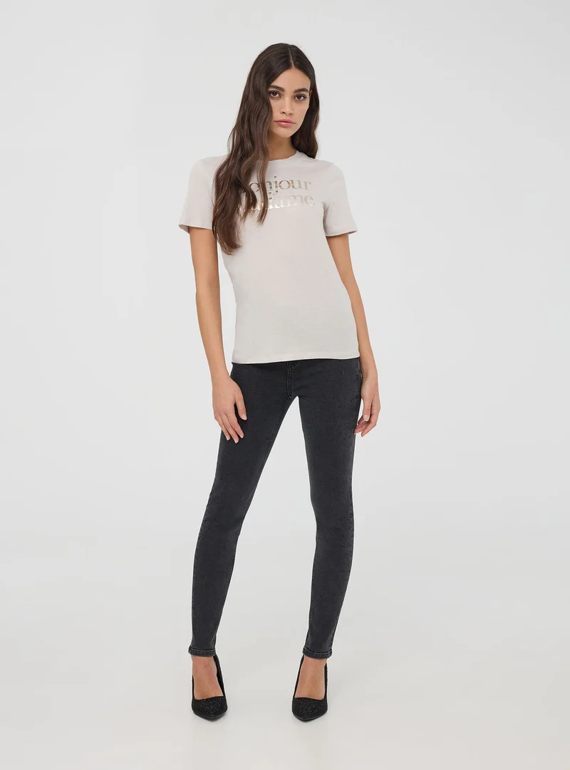 T-shirt con scritta laminata