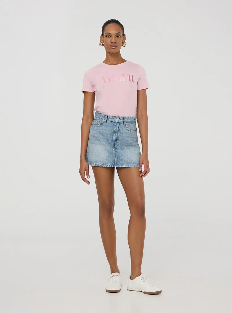 T-shirt con scritta laminata