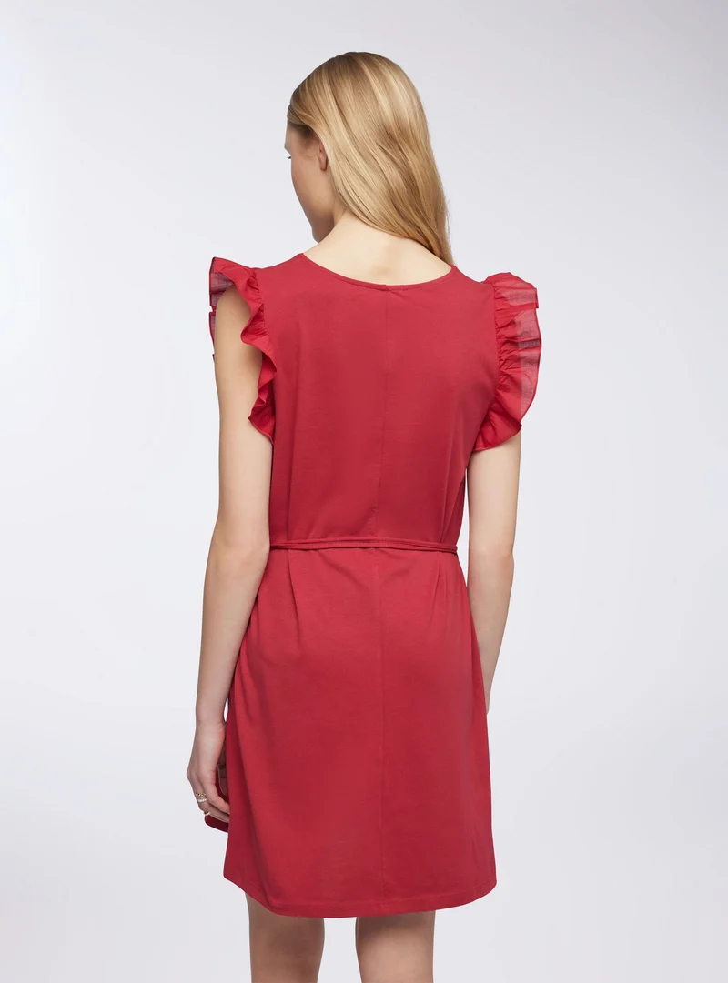 Vestito con cinturina e balze