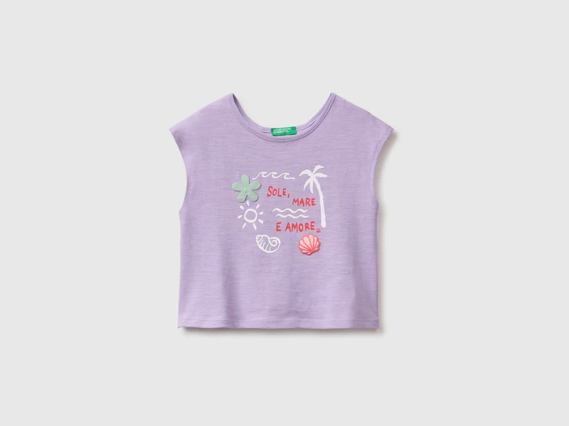 T-shirt con stampa e applicazioni