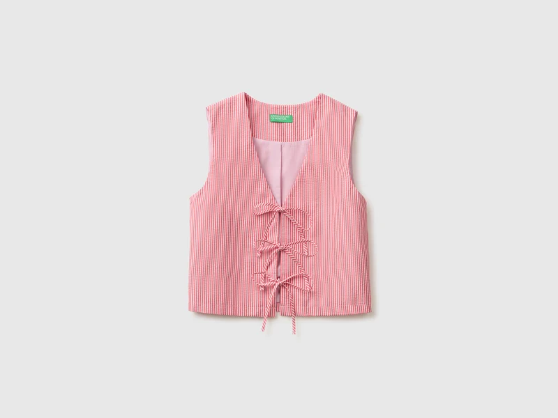 Blusa smanicata con laccetti