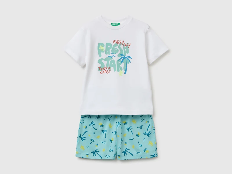 Completo t-shirt e shorts stampati