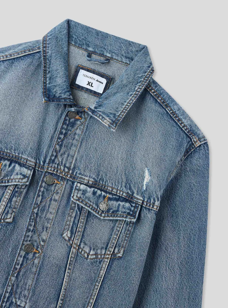 Giubbino in jeans con piccoli strappi