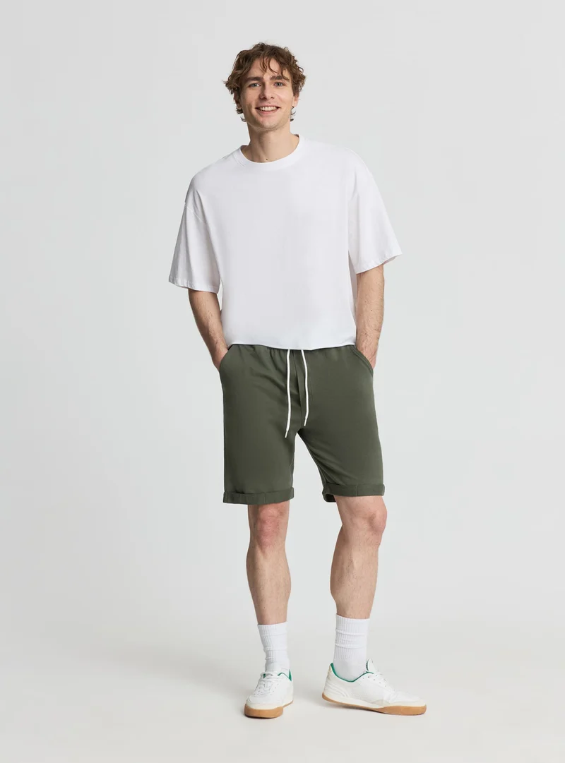 Pantaloni tuta chino corti