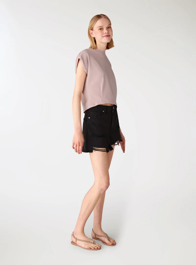 Shorts in denim con strappi e orlo sfrangiato