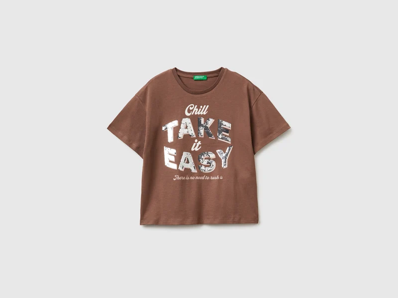 T-shirt con stampa e paillettes