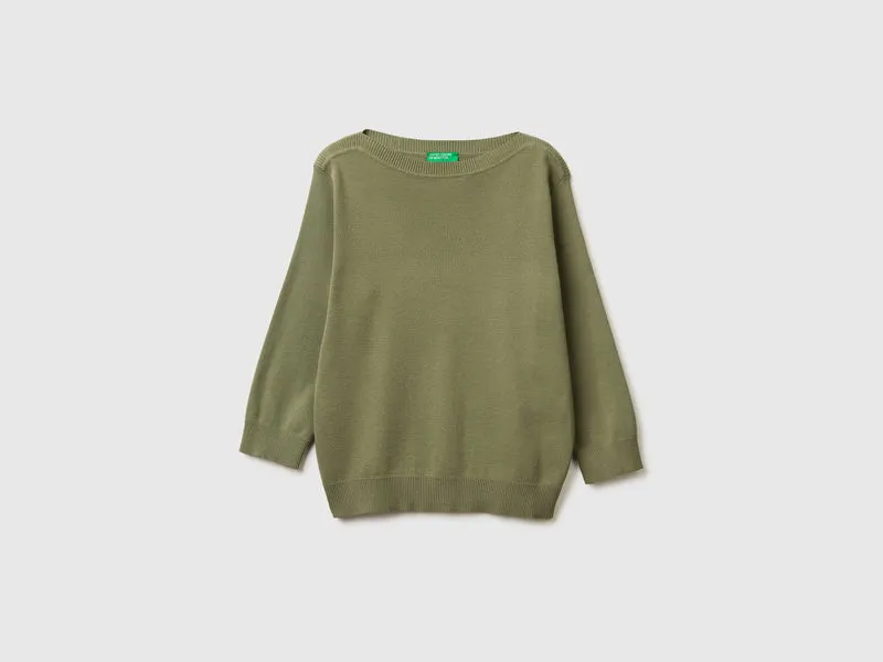 Maglia verde oliva con scollo a barchetta