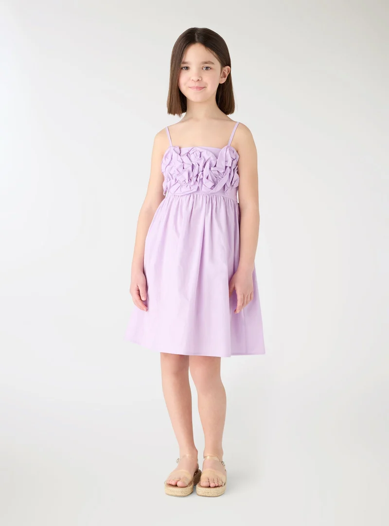 Vestito con spalline sottili e maxi rouches