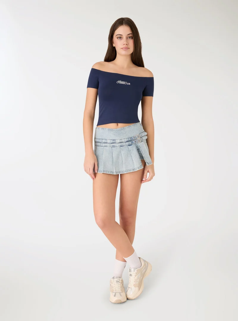 T-shirt con spalle scoperte e ricamo college
