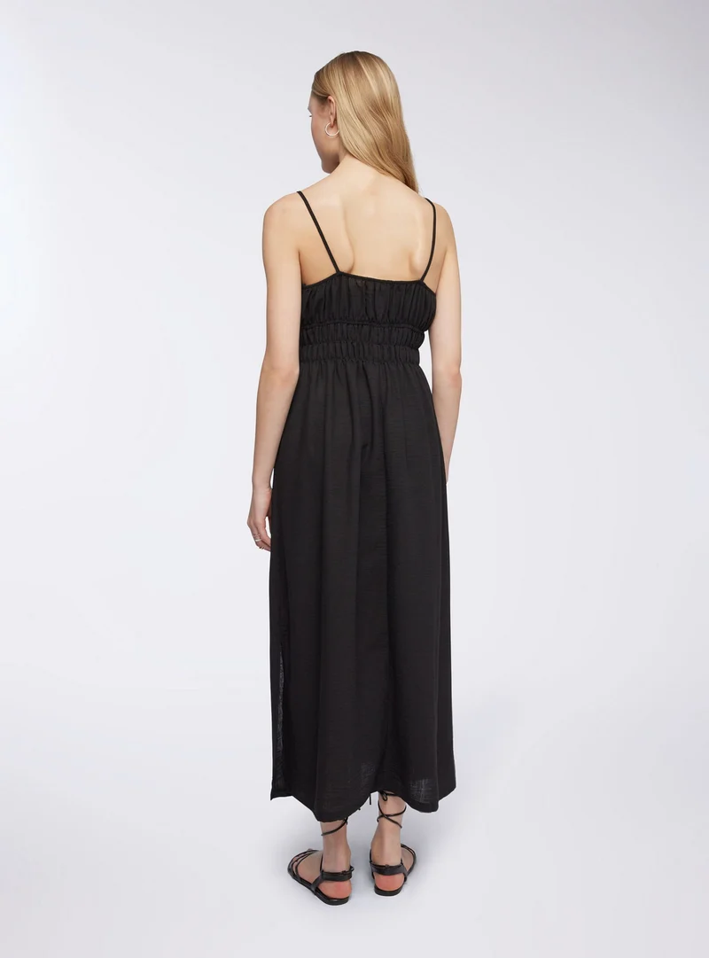 Vestito lungo con nastrini e dettaglio in legno