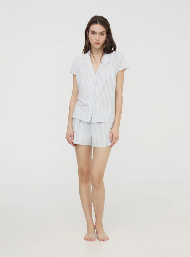 Set pigiama a righe con camicia e shorts