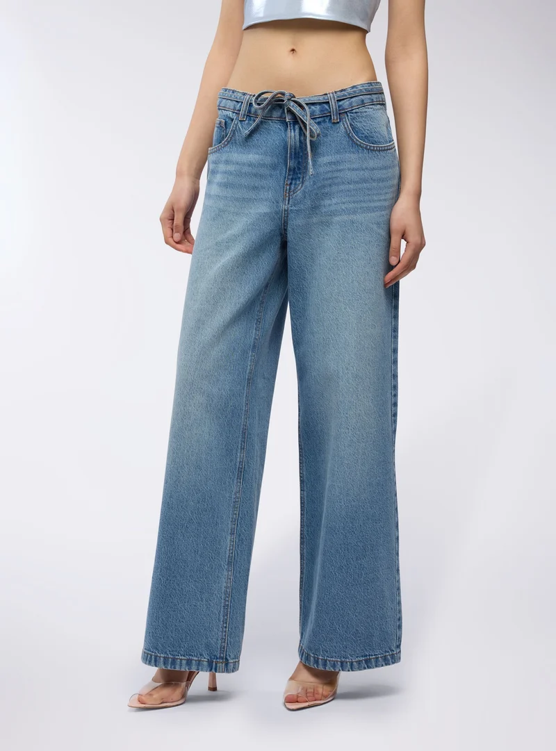 Jeans super wide leg con cintura