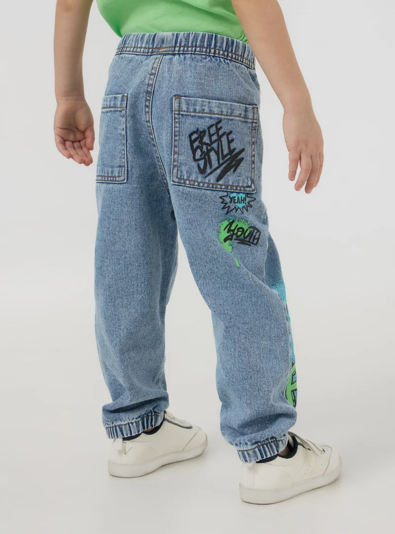 Jeans jogger stampa stile graffiti
