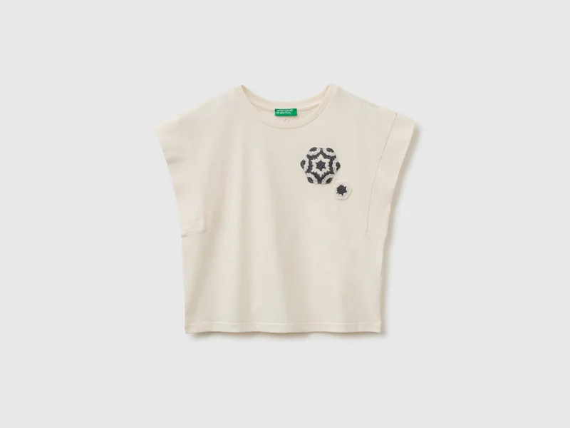 T-shirt smanicata con ricamo