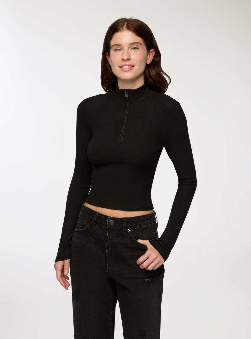 T-shirt con half zip