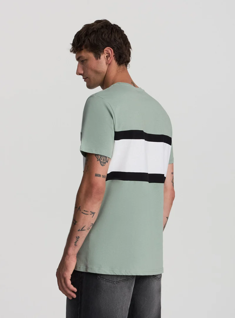 T-shirt block color con scrittta