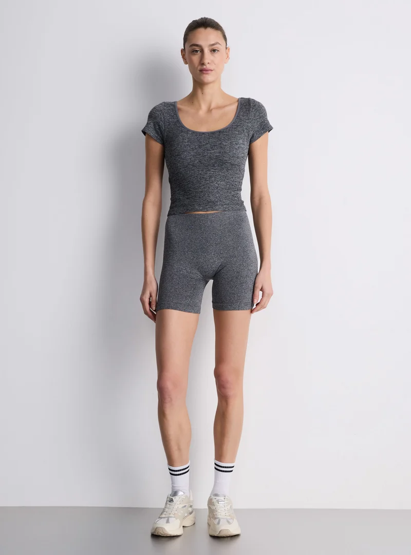 T-shirt crop sportiva con coppe interne