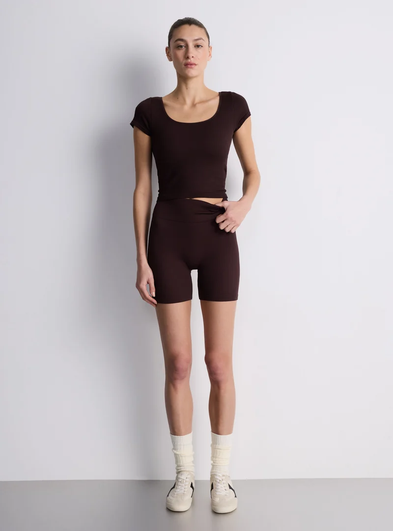 T-shirt crop sportiva con coppe interne