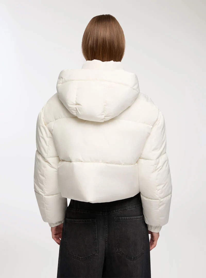 Giubbotto crop con collo alto e cappuccio