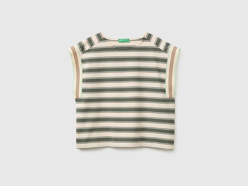 T-shirt smanicata a righe