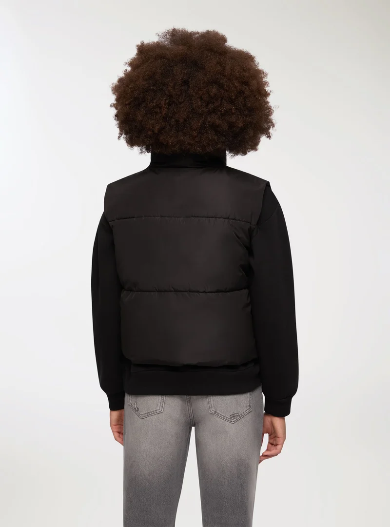 Gilet imbottito con collo alto