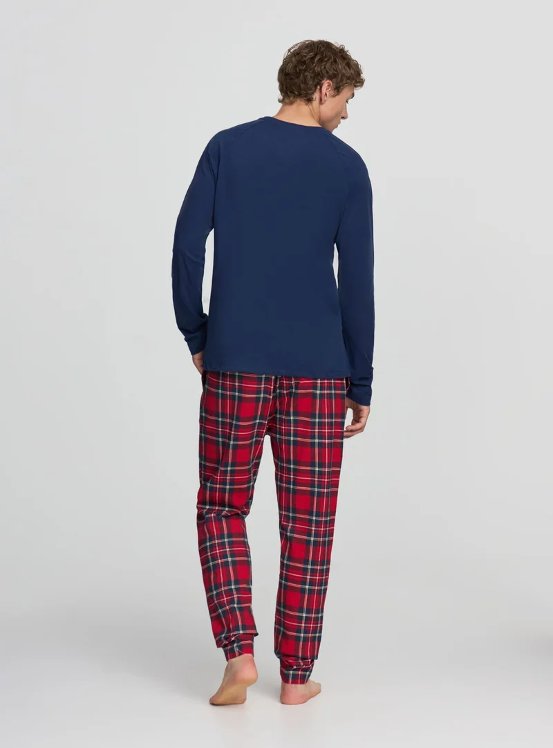 Pigiama con maglia e pantaloni a quadri