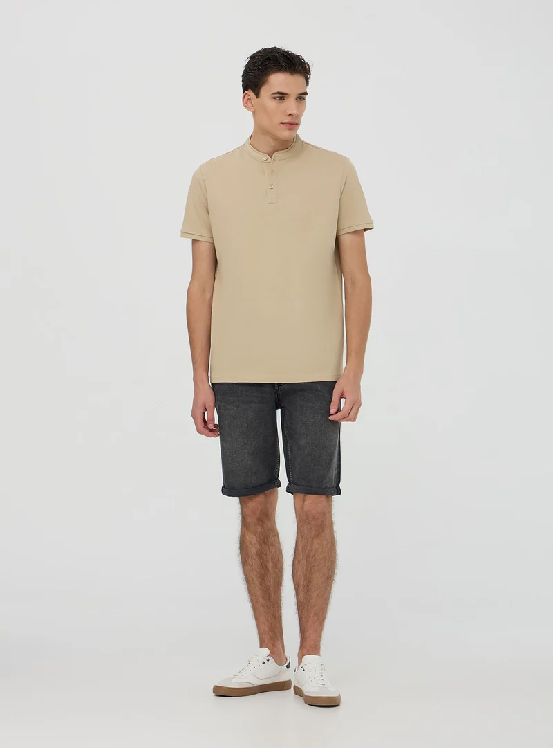 T-shirt serafino in piquet con collo coreana