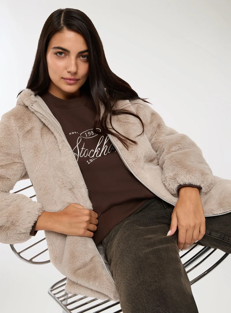 Cappotto in similpelliccia con cappuccio