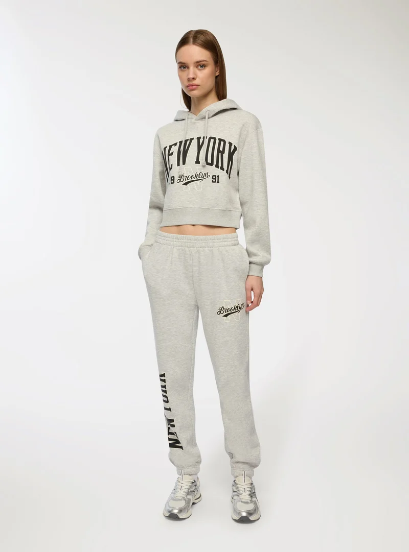 Pantaloni tuta con scritta college