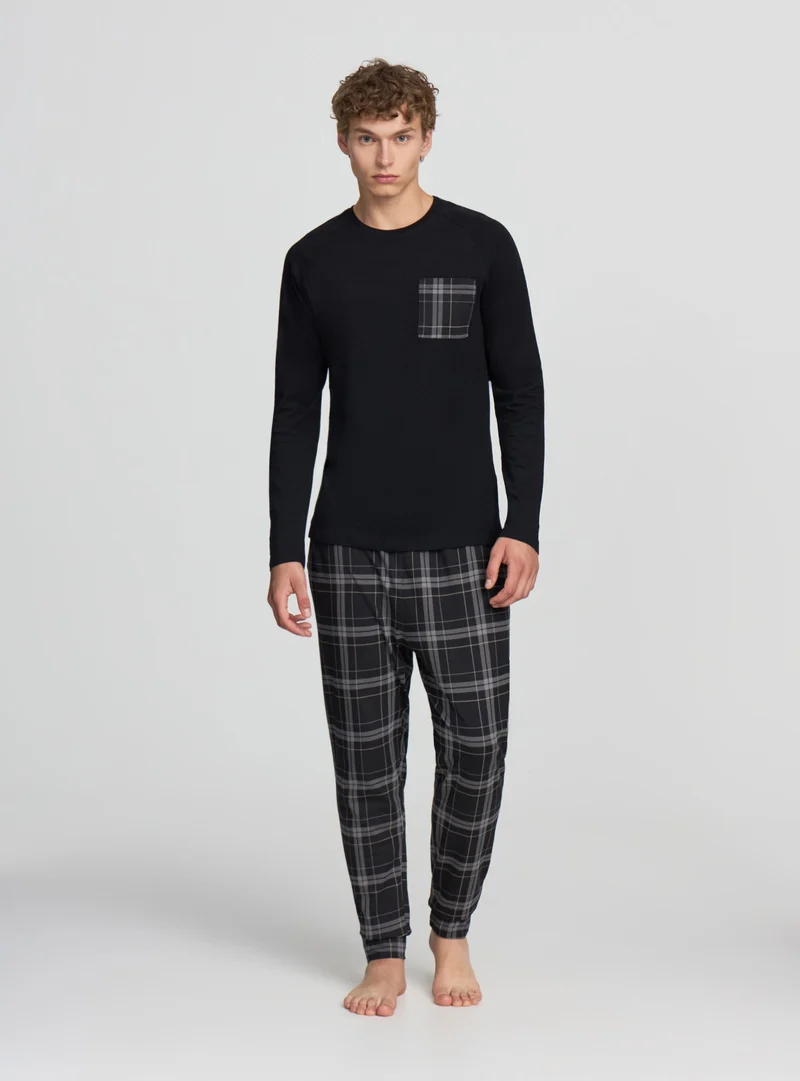 Pigiama con maglia e pantaloni a quadri