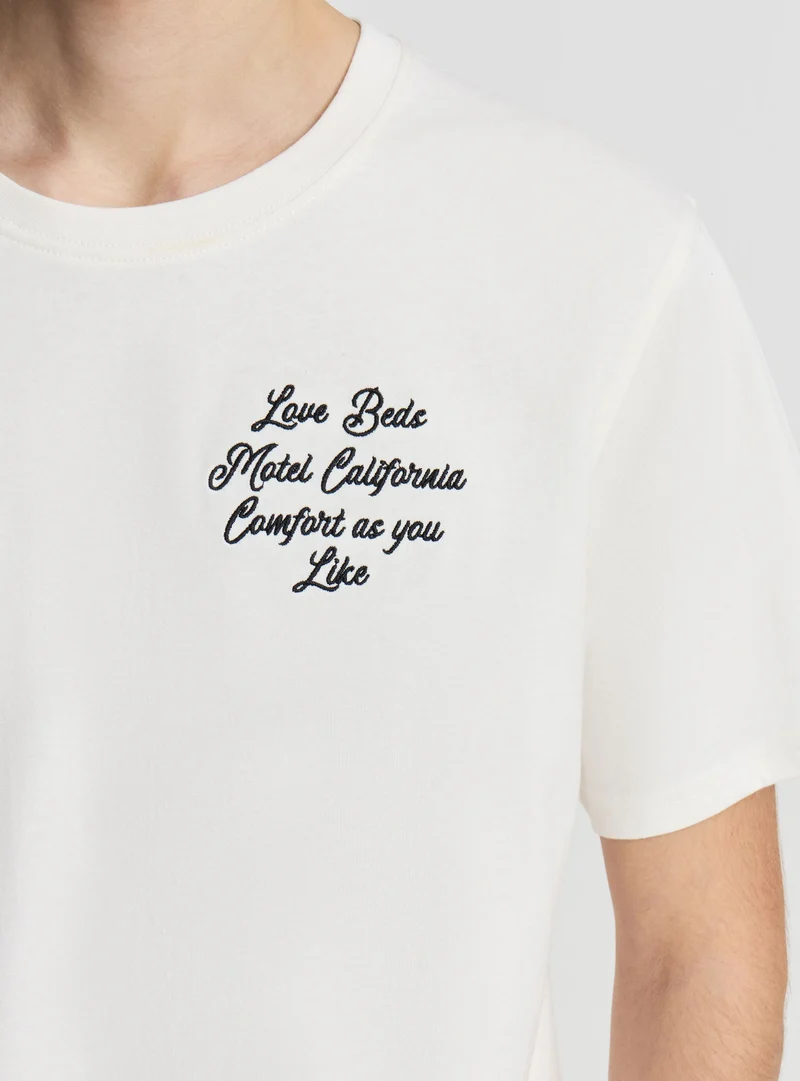 T-shirt con ricamo