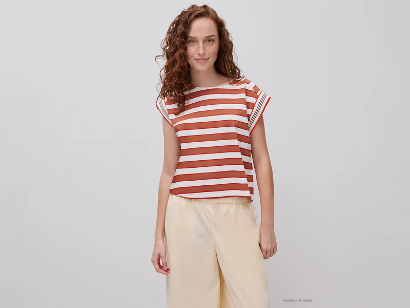T-shirt smanicata a righe