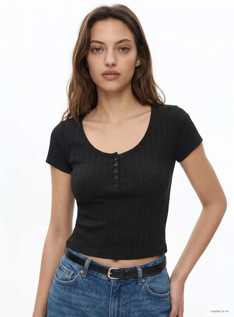 T-shirt serafino a costine con bottoni