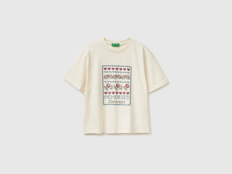 T-shirt con ricamo