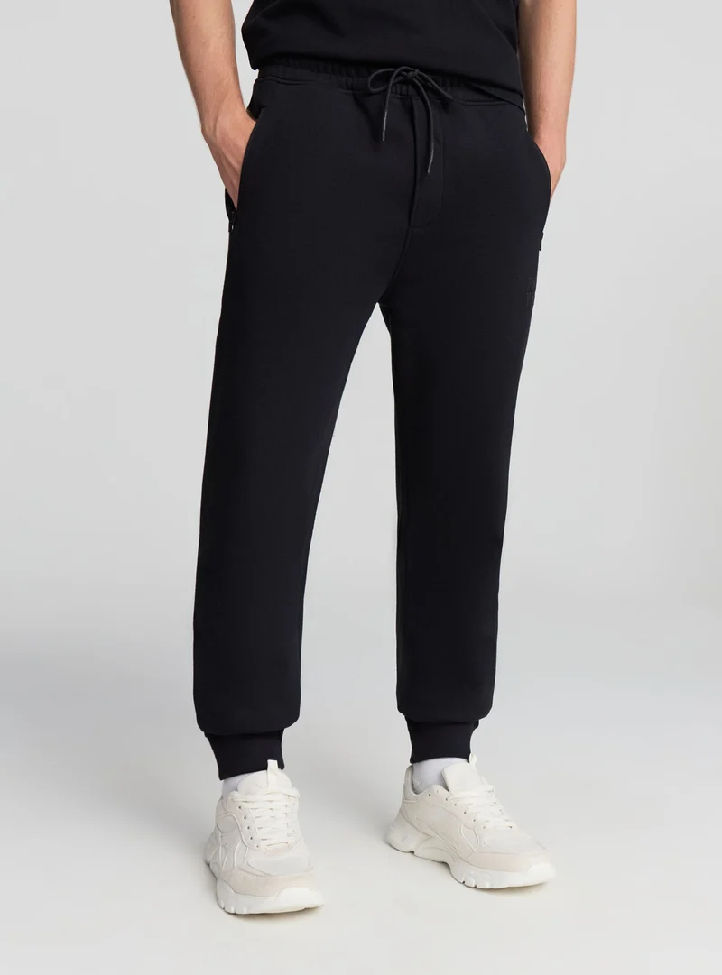 Pantaloni tecnici con coulisse e scritta