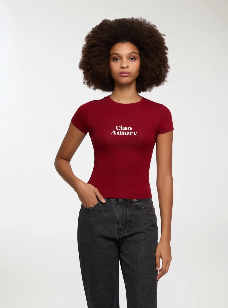 T-shirt slim fit con scritta