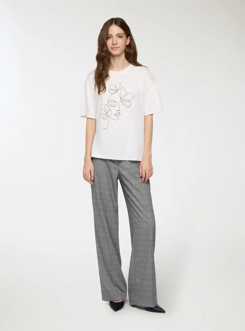 T-shirt con stampa volto e farfalle