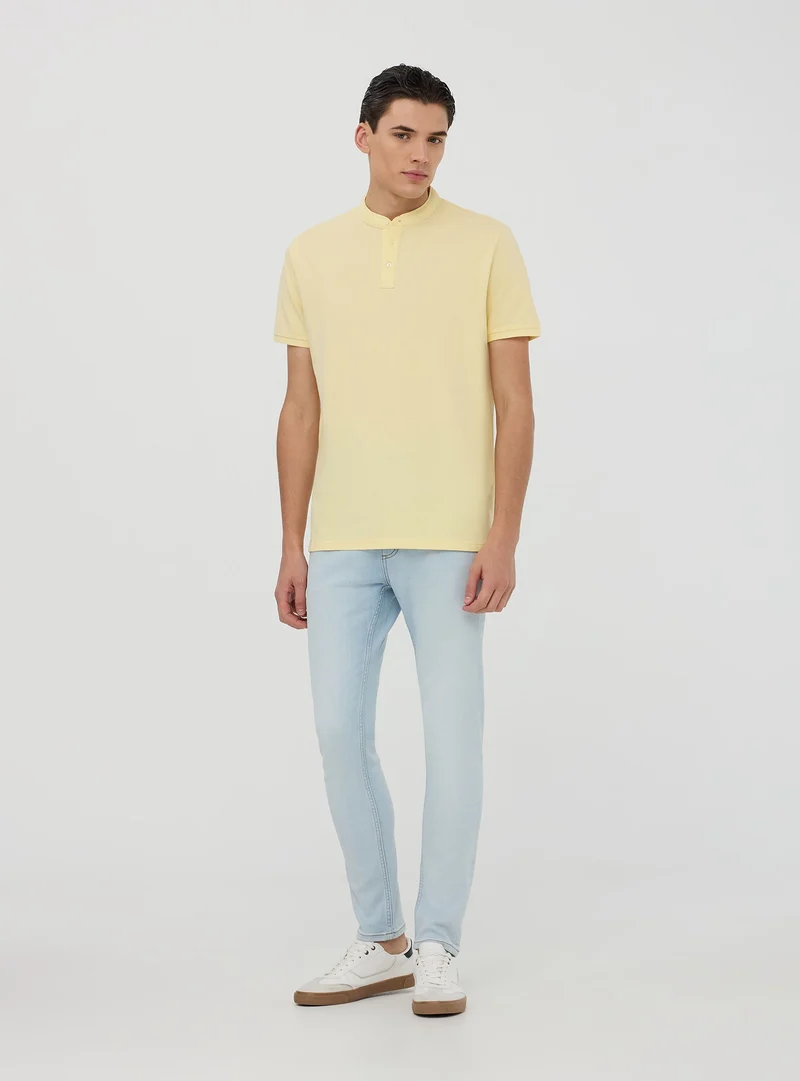 T-shirt serafino in piquet con collo coreana