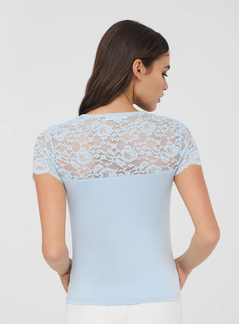 T-shirt con dettagli in pizzo
