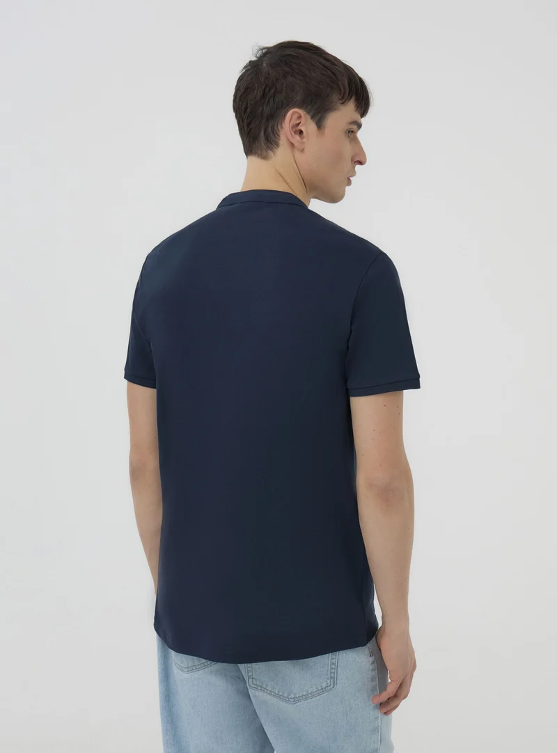 T-shirt serafino in piquet con collo coreana