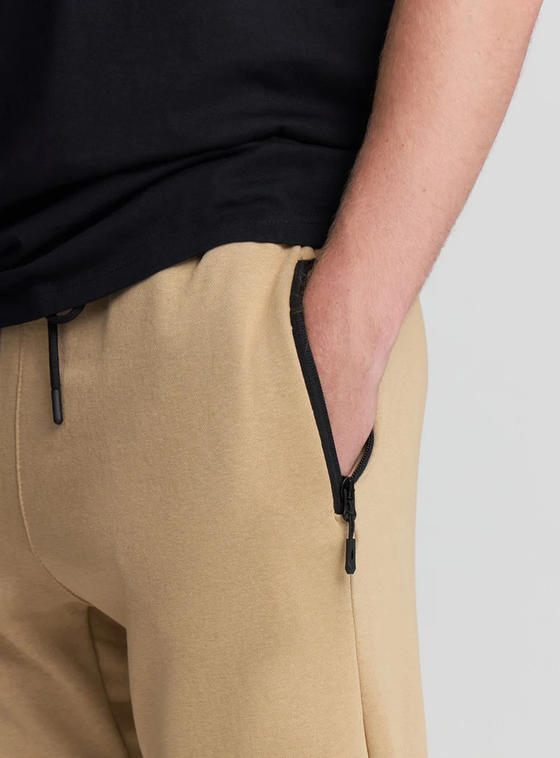 Pantaloni tecnici con tasche con zip
