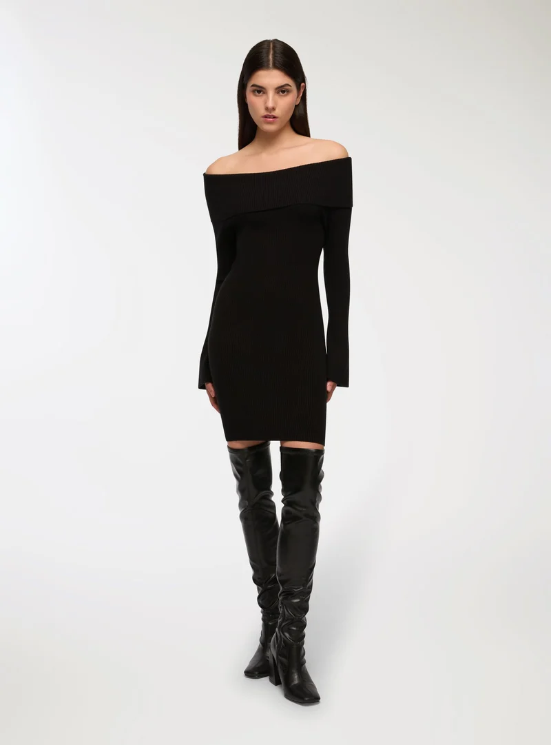 Vestito in maglia con spalle scoperte