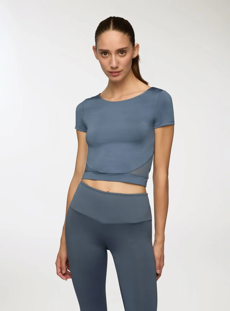 T-shirt sportiva crop con inserti trasparenti