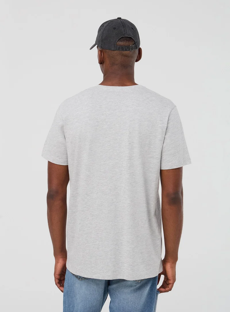 T-shirt basic con scollo a v