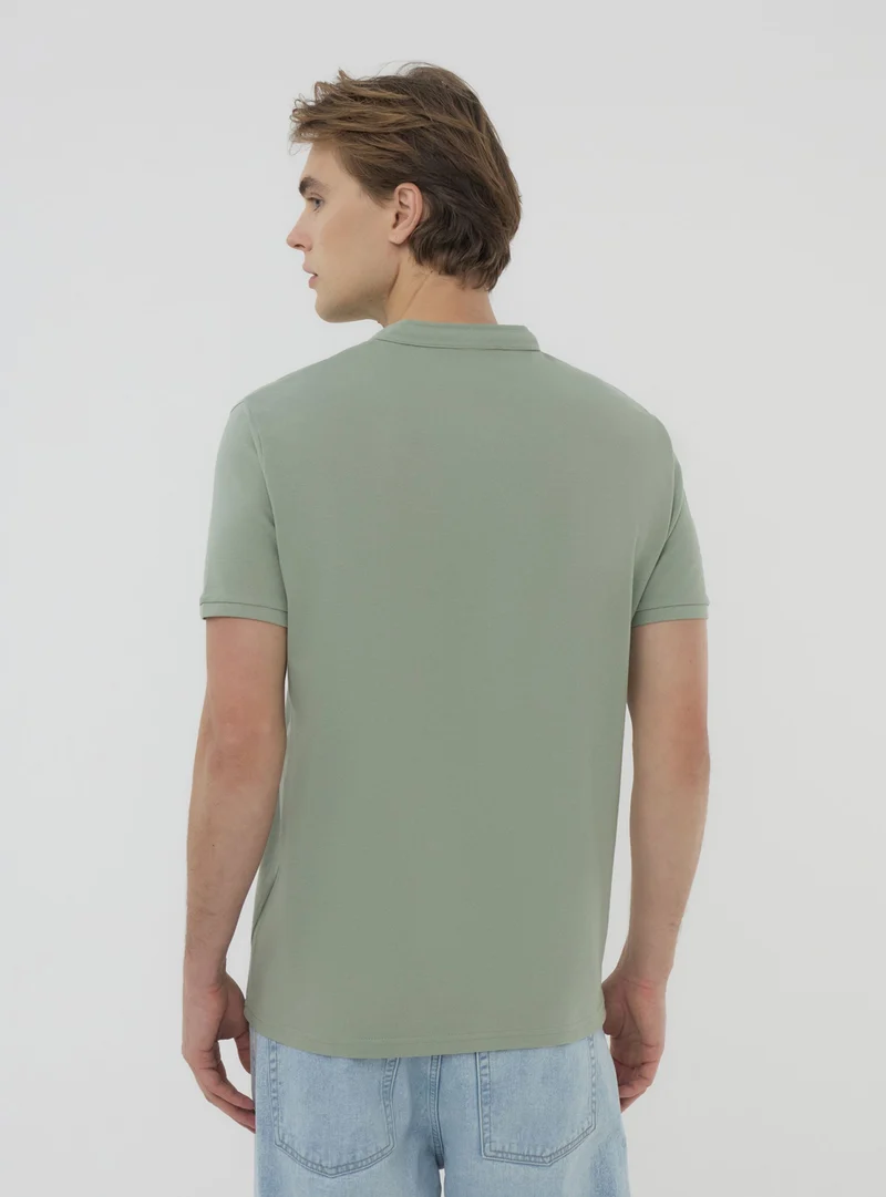 T-shirt serafino in piquet con collo coreana