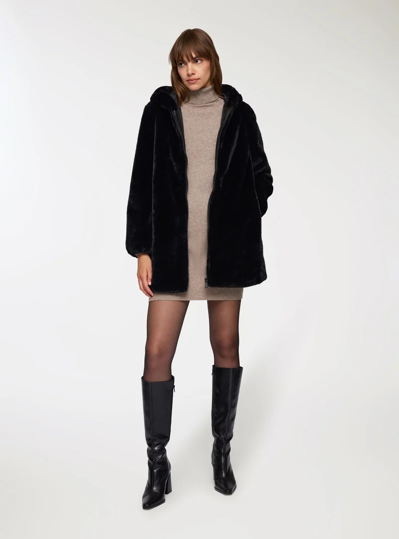 Cappotto in similpelliccia con cappuccio