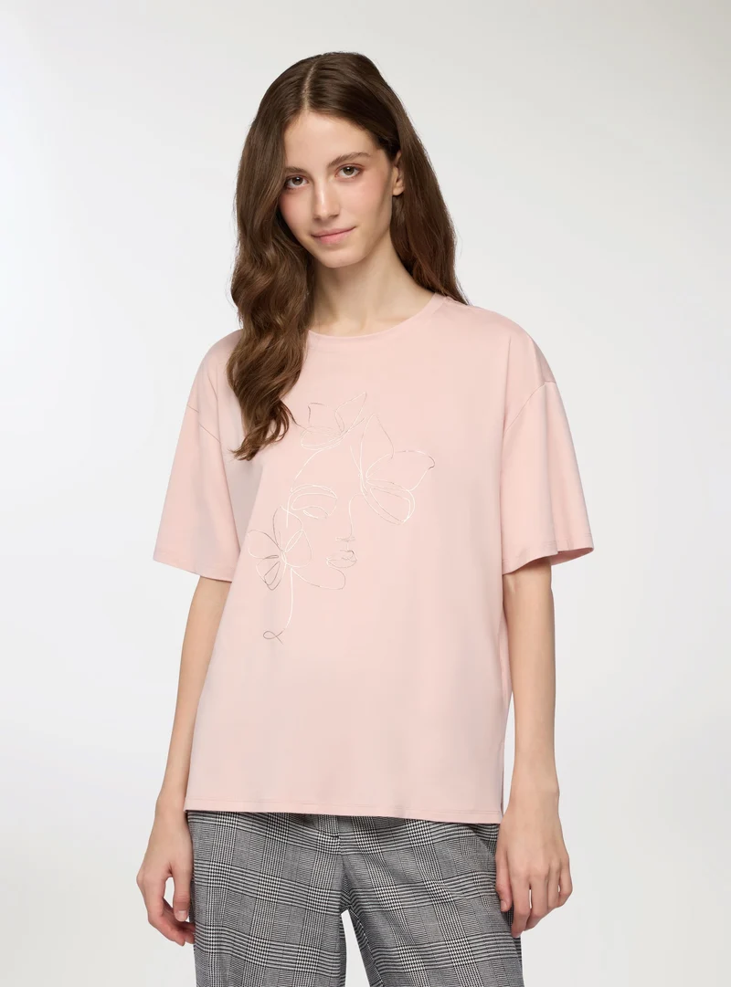 T-shirt con stampa volto e farfalle