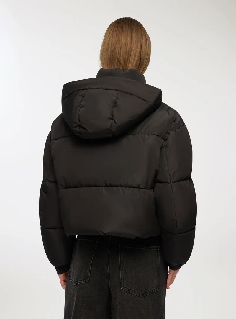 Giubbotto crop con collo alto e cappuccio