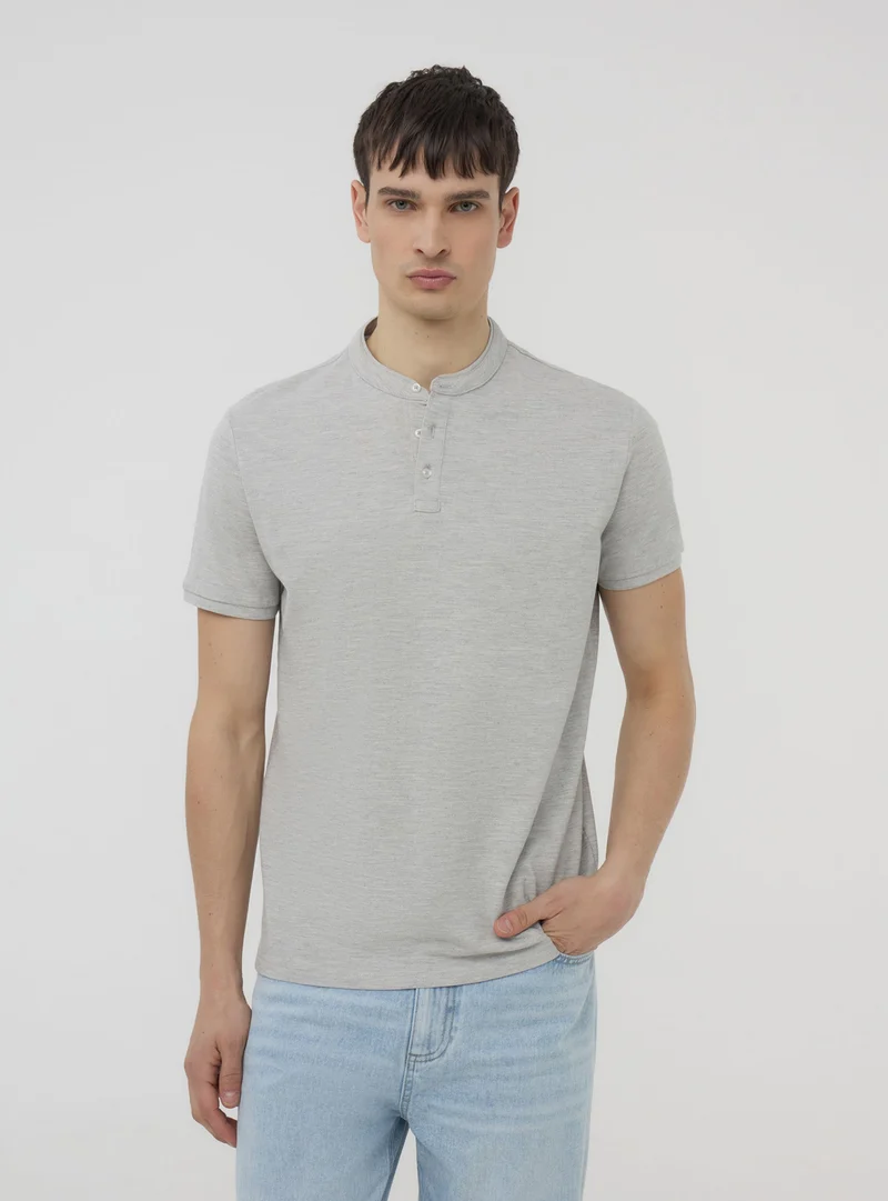 T-shirt serafino in piquet con collo coreana