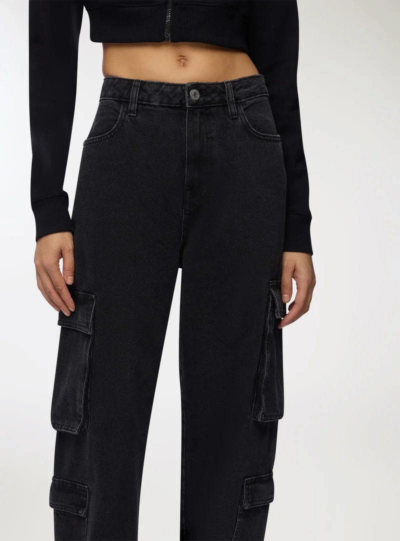 Jeans cargo con tasche multiple